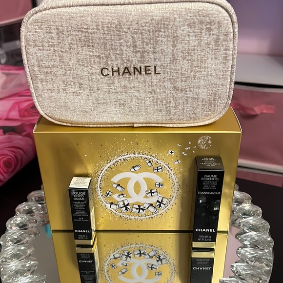 CHANEL Other - ⭐️⭐️⭐️ - Chanel Holiday Set 2023 Easy Come, Easy Glow-with chain attached